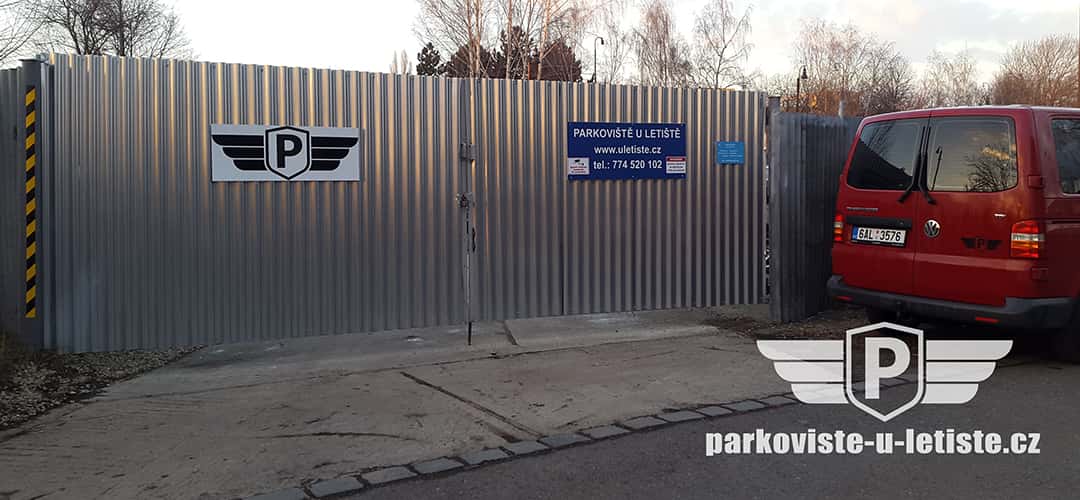 Parkoviště u letiště Praha Ruzyně - auto foto